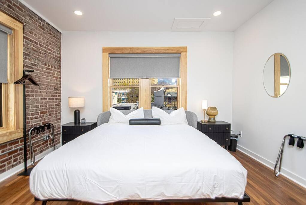 King Bed Stylish Studio In Heart Of Downtown Room # 200 Hot Springs Esterno foto